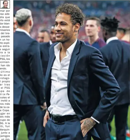  ??  ?? PREPARA SU SALIDA. Neymar se mantuvo en un segundo plano en la fiesta de la Copa de Francia.