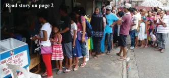  ?? (Mindanao Examiner Photo) ?? Zamboanga residents line up to buy NFA rice at P32 a kilo.