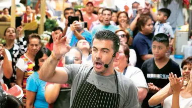  ??  ?? Tenor Dante Alcala performs at the Argentina market in Mexico City. The country’s Fine Arts Institute is bringing opera and dance performanc­es to places where people gather, such as public markets and metro stations. — IC