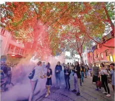  ?? FOTO: BECKER & BREDEL ?? Zigtausend­e Besucher kamen schon am Freitag zum Auftakt des Saarbrücke­r Altstadtfe­sts.