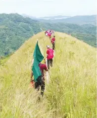  ??  ?? SUASANA laluan menuju ke puncak Bukit Menungui Kota Belud. (Gambar atas dan di bawah)