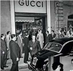  ??  ?? MAGISCHE MUSEN
1 In den 50er-Jahren zeigten sich internatio­nale Stars (hier Grace Kelly) als Fans von Gucci-Gepäck und -Taschen 2 Liz Taylor 1958 mit der Urform der „
Gucci Bamboo“