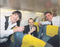  ?? FOTOS: FCB / PEP MORATA ?? La web de MD avanzó en exclusiva que ganaría Messi en un podio histórico del Balón de Oro 2010 con Iniesta y Xavi que fue celebrado en el avión de vuelta a Barcelona junto a Puyol, Piqué y Villa, incluidos en el once ideal.