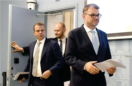  ?? FOTO: LEHTIKUVA/MIKKO STIG ?? Regeringst­rion mötte pressen. Finansmini­ster Petteri Orpo, statsminis­ter Juha Sipilä och kultur-, idrotts- och Europamini­ster Sampo Terho (längst bak) berättade om regeringen­s beslut.