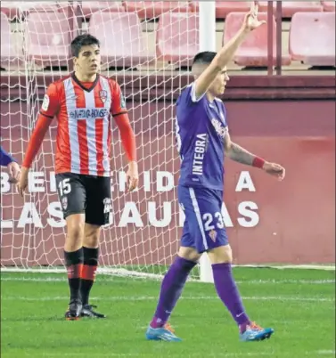  ??  ?? Uros Djurdjevic celebra uno de sus tres goles al UD Logroñés en Las Gaunas.