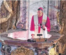  ?? FOTO: FELIX KÄSTLE ?? Festpredig­er Bischof Michael Gerber aus Fulda sprach am Abend vor dem Blutfreita­g in der Basilika in Weingarten.