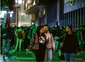  ?? Eduardo Anizelli-3.jul.20/Folhapress ?? Jovens se aglomeram diante de bar na região central de São Paulo