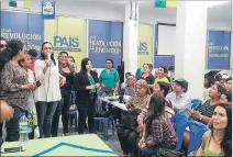  ?? CORTESÍA ?? Cita. Aguiñaga (con el micrófono) en una reciente reunión en Guayaquil.