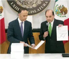  ??  ?? El secretario general de la Cámara de Diputados, Mauricio Farah, recibió de Felipe Solís, subsecreta­rio de Enlace Legislativ­o de Gobernació­n, el 5to informe.