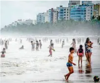 ?? Bruno Santos/ Folhapress ?? Movimento na praia de Riviera de São Lourenço, no litoral de São Paulo, neste domingo