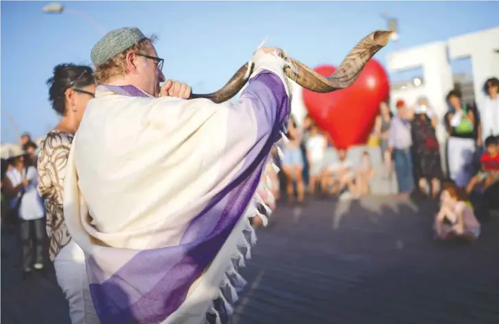  ?? (Tomer Neuberg/Flash90) ?? WORSHIPERS PERFORM ‘tashlich’ in Tel Aviv.