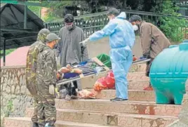  ?? WASEEM ANDRABI/HT ?? A patient being shifted to a ward at the Chest Diseases Hospital from another hospital in Srinagar on Monday,