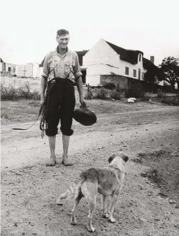  ??  ?? 1967 Met sy strooidakh­uis op die agtergrond staan een van Vloorvlei se boere, mnr. Hans Louw van Klaarfonte­in, hier langs die pad nadat hy pas klaar water gelei het in die tuine.