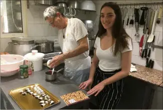  ?? (Photos Cl. C.) ?? Serge Noël et Marie Grammatico ont créé ensemble le gâteau dans l’atelier du pâtissier.