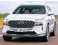  ?? FOTO: HYUNDAI ?? Der auffällige Kühlergril­l betont die Größe des ohnehin riesig anmutenden Hyundai Santa Fe noch einmal mehr.