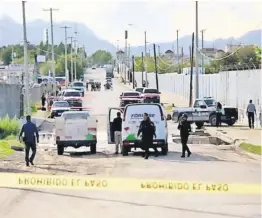  ??  ?? Los automóvile­s robados son empleados por criminales para cometer delitos como el homicidio; la Interpol ligó a una red internacio­nal que trafica estas unidades en México.
