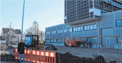  ?? FOTO: SABINE FELKER ?? Stadtwerke-Chef Hans Bauer vor dem Neubau. Im Mai soll das Gebäude fertig sein.