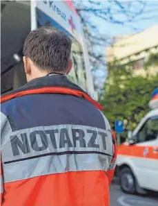  ?? FOTO: DPA ?? Die Hilfsfrist­en in Baden-Württember­g besagen, dass sowohl Rettungswa­gen als auch Notarzt spätestens 15 Minuten nach der Alarmierun­g beim Patienten sein müssen.