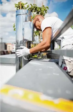  ?? Foto: Florian Schuh/tmn ?? Beim nachträgli­chen Anbau eines Schornstei­ns muss dieser das Hausdach später um einiges überragen.