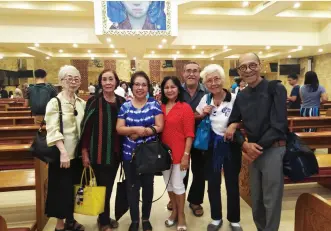  ??  ?? A POSE at the Ateneo Chapel with Elenita R. Aquino, Mary Ann Tirol Kimpo Alshehri, Norma Javellana, Rolly Bajo and Marilyn Roque