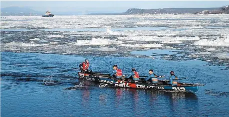  ?? | PHOTO : CÉDRIC GOUVERNEUR ?? Une course d’avirons sur le fleuve Saint-Laurent, lors du carnaval de Québec