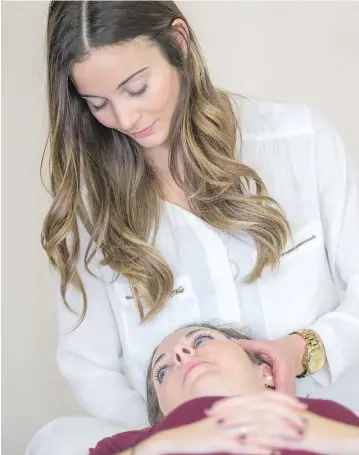  ?? ERNEST DOROSZUK / POSTMEDIA NETWORK ?? Siobhan Karam, a physiother­apist at Toronto’s Sports Medicine Specialist­s clinic, with colleague Jenny Dea, employs simple tests to assess the vestibular motor (balance) and ocular motion (visual) dysfunctio­n of concussion patients.