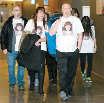  ??  ?? Les proches de Samantha Higgins se sont présentés hier au palais de justice avec des t-shirts montrant sa photo. Au dos, il était écrit «Justice pour SH».