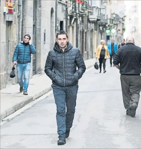  ?? FOTO: UNCITI ?? Asier Garitano camina por las calles de Bergara durante estas pasadas vacaciones de Navidad