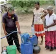  ?? Pic by Karu Gamage ?? Residents of Kaduruwela queue up for drinking water.