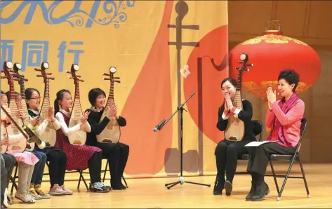  ?? ZOU HONG / CHINA DAILY ?? Pipa player Zhang Hongyan gives a lesson to a group of students at the Forbidden City Concert Hall in Beijing on Feb 20, which is part of the ongoing online music education program organized by the venue.