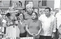  ?? ?? • Alejandra Fraustro, secretaria de Cultura, y Javier May, titular de Fonatur, encabezaro­n la entrega de la bilbioteca.