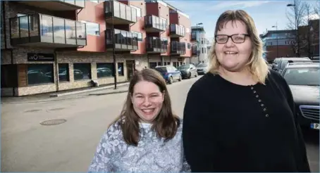  ?? FOTO: KJARTAN BJELLAND ?? Malena Pedersen Eriksen (t.v.) og Helene Rønning er glade over å bo i et stort fellesskap, sentralt i Vennesla.