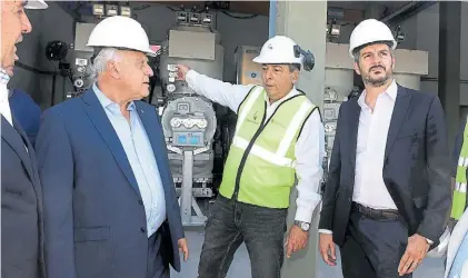  ?? TELAM ?? Timbúes. El gobernador Lifschitz (izquierda) y Marcos Peña (der.) inauguran ayer una central eléctrica.