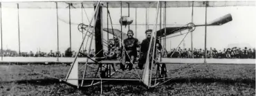  ?? FOTO: SAMMLUNG MANFRED KRIEG ?? Ludwig Kammerer mit Fluglehrer auf seiner „Wright“1911 am Webicht.