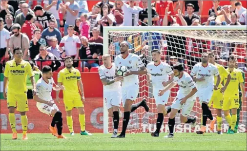  ??  ?? MISIL DE NZONZI. Nzonzi lleva el balón al centro del campo después de hacer el 2-2 en el minuto 82.