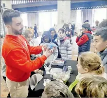  ?? PC - Crédits ?? Les enfants regardent ce qu’est le lombricomp­ostage