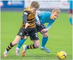  ??  ?? Mackay-steven tussles with Alloa’s Williamson