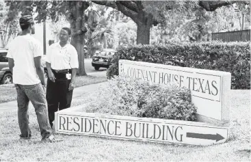  ?? Karenwarre­n / Houston Chronicle ?? Ronda Robinson, executive director and CEO of Covenant House Texas, talks last week with a resident outside the facility in theMontros­e area. Supported mostly by donations, it works with about 60 kids at a time.