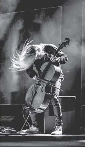  ??  ?? Die Gruppe Apocalypti­ca spielt in Villena Metal auf dem Cello.