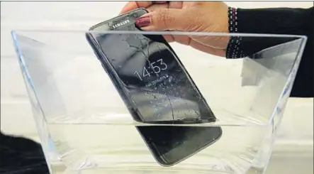  ?? RICHARD DREW / AP ?? Entre las caracterís­ticas del nuevo Galaxy S7 está su capacidad de ser sumergible en agua