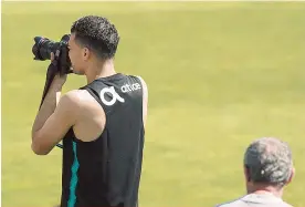  ??  ?? BOA DISPOSIÇÃO. Pepe protagoniz­ou um momento engraçado, antes do treino. O central do Besiktas pegou numa máquina fotográfic­a para captar os momentos do futvólei habitual