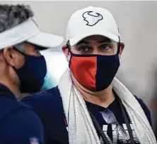  ?? Brett Coomer / Staff photograph­er ?? Texans coach Bill O'Brien and Matt Bazirgan, director of player personnel, analyze players’ performanc­e at the end of each day.