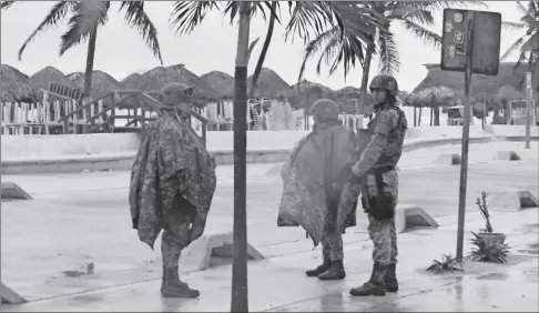  ??  ?? Soldados y marinos, integrante­s de la Guardia Nacional, recorriero­n ayer el malecón de Progreso, donde se registró mal tiempo debido al “xix” del frente frío 30 que azota al puerto