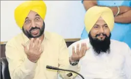  ?? SANJEEV SHARMA/HT ?? Aam Aadmi Party leader and Sangrur MP Bhagwant Mann (left) addressing a press conference along with youth wing president Manjinder Singh Sidhu in Chandigarh on Tuesday.