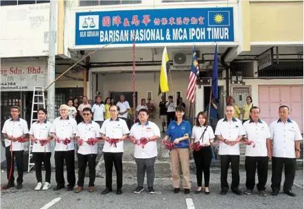  ?? ?? Open for business: dr Mah (fifth from left) officiatin­g the launch of the MCA ipoh Timur branch office. — RONNIE CHIN/THE Star