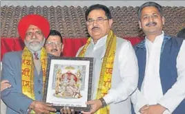  ?? HT PHOTO ?? Education minster OP Soni (centre) felicitati­ng a Ramleela committee member as PWD minister Vijay Inder Singla looks on during a function in Phagwara on Sunday.