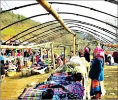  ?? VIET NAM NEWS ?? A corner selling colourful traditiona­l costumes of the local ethnic people in Cán Cau Market.