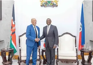  ?? F.E. ?? Ariel Henry y William Ruto se saludan durante la reunión de ayer en Nairobi.