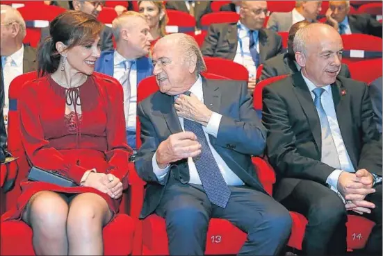  ?? ARND WIEGMANN / REUTERS ?? Blatter hablando con su pareja en presencia del ministro de Deportes suizo, Ueli Maurer, ayer en la inauguraci­ón del Congreso de la FIFA