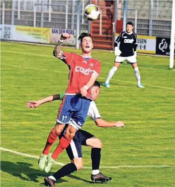  ?? RP-FOTO: MARKUS VAN OFFERN ?? Tim Haal (vorne) stieg auch gegen Klosterhar­dt am höchsten und sorgte für das zwischenze­itliche 1:1.